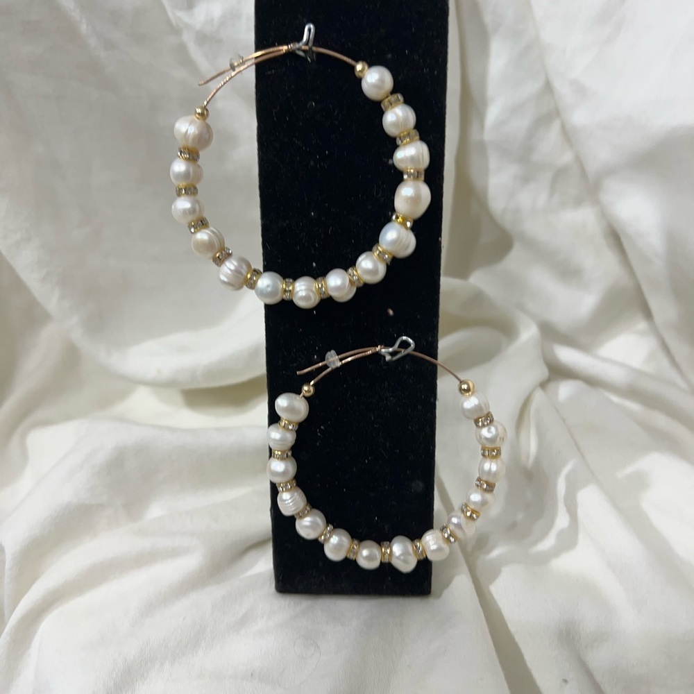 Fresh Water Pearls W/Rhinestone Bead Caps. Hoops Measures 3” Inches around.☑️